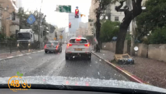 فيديو: تساقط حبات البرد والامطار الغزيرة بتل ابيب 